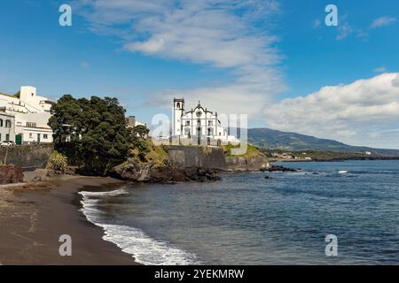 Chiesa di Sao Roque nell'isola di Sao Miguel vista distante sulle onde dell'oceano Azzorre Portogallo Foto Stock