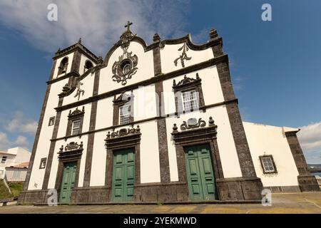 La chiesa di Sao Roque sull'isola di Sao Miguel offre una vista ravvicinata durante il giorno di sole Azzorre Portogallo Foto Stock