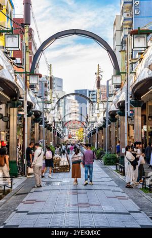 Osaka, Giappone - 05.05.2024: Trafficata e affollata strada pedonale nel quartiere di Shinsekai. Attrazione turistica di Osaka Foto Stock