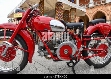 Padova, Italia - 20 ottobre 2024: Guarda la moto Moto Guzzi a Padova sull'Italia Foto Stock