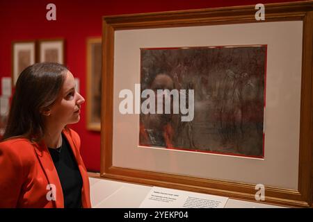 The King's Gallery Londra 31 ottobre 2024. Ammirando una delle opere esposte. Dall'1 novembre la mostra "Drawing the Italian Renaissance" alla King's Gallery di Buckingham Palace riunisce dalla Royal Collection la più ampia gamma di disegni del periodo mai esposti nel Regno Unito. Comprende trenta opere esposte al pubblico per la prima volta. La mostra presenta opere di Leonardo da Vinci, Michelangelo, Raffaello e Tiziano. La mostra si svolge fino al 9 marzo 2025. Foto Stock