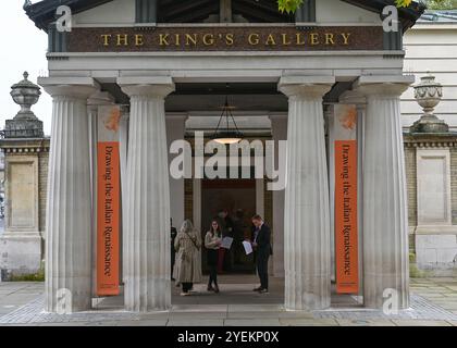 The King's Gallery Londra 31 ottobre 2024. Dall'1 novembre la mostra "Drawing the Italian Renaissance" alla King's Gallery di Buckingham Palace riunisce dalla Royal Collection la più ampia gamma di disegni del periodo mai esposti nel Regno Unito. Comprende trenta opere esposte al pubblico per la prima volta. La mostra presenta opere di Leonardo da Vinci, Michelangelo, Raffaello e Tiziano. La mostra si svolge fino al 9 marzo 2025. Foto Stock