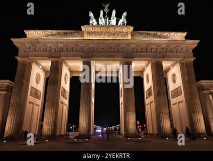 Porta di Brandeburgo a Berlino di notte con poche persone Foto Stock