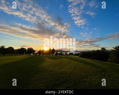 Tramonto e cielo sul campo da golf Foto Stock