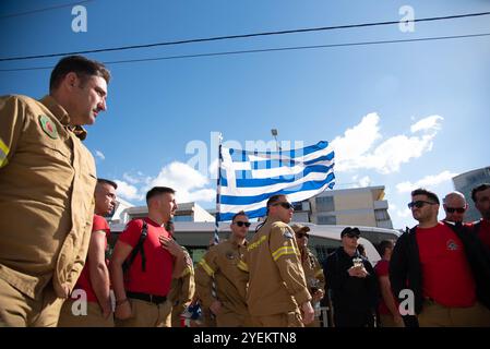 Atene, Grecia. 31 ottobre 2024. Atene, Grecia, 31 ottobre 2024. Protesta stagionale dei vigili del fuoco di fronte al ministero della protezione civile ad Atene, Grecia, il 31 ottobre 2024. I vigili del fuoco chiesero posizioni di permament e il rinnovo dei loro contratti. (Foto di Kostas Galanis/Sipa USA) credito: SIPA USA/Alamy Live News Foto Stock