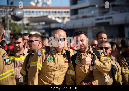 Atene, Grecia. 31 ottobre 2024. Atene, Grecia, 31 ottobre 2024. Protesta stagionale dei vigili del fuoco di fronte al ministero della protezione civile ad Atene, Grecia, il 31 ottobre 2024. I vigili del fuoco chiesero posizioni di permament e il rinnovo dei loro contratti. (Foto di Kostas Galanis/Sipa USA) credito: SIPA USA/Alamy Live News Foto Stock