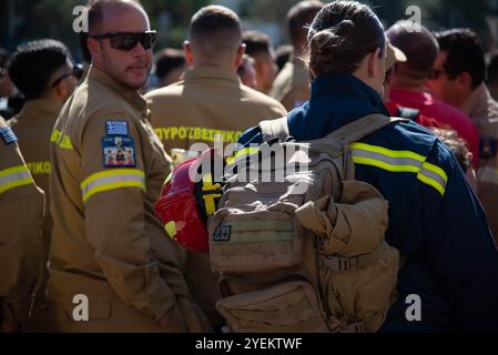 Atene, Grecia. 31 ottobre 2024. Atene, Grecia, 31 ottobre 2024. Protesta stagionale dei vigili del fuoco di fronte al ministero della protezione civile ad Atene, Grecia, il 31 ottobre 2024. I vigili del fuoco chiesero posizioni di permament e il rinnovo dei loro contratti. (Foto di Kostas Galanis/Sipa USA) credito: SIPA USA/Alamy Live News Foto Stock