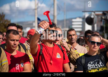 Atene, Grecia. 31 ottobre 2024. Atene, Grecia, 31 ottobre 2024. Protesta stagionale dei vigili del fuoco di fronte al ministero della protezione civile ad Atene, Grecia, il 31 ottobre 2024. I vigili del fuoco chiesero posizioni di permament e il rinnovo dei loro contratti. (Foto di Kostas Galanis/Sipa USA) credito: SIPA USA/Alamy Live News Foto Stock