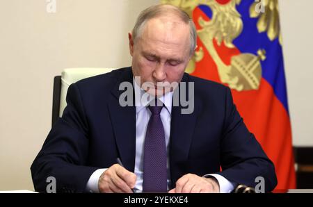 Novo-Ogaryovo, Russia. 30 ottobre 2024. Il presidente russo Vladimir Putin, presiede un video incontro con i suoi ministri del governo della residenza di stato Novo-Ogaryovo, il 30 ottobre 2024 fuori Mosca, Russia. Crediti: Mikhail Metzel/piscina del Cremlino/Alamy Live News Foto Stock