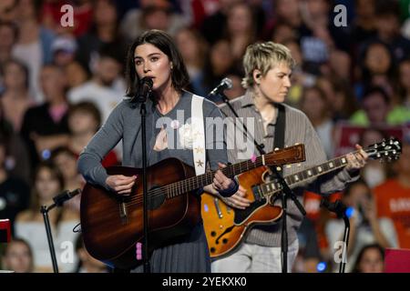 Green Bay, Stati Uniti. 30 ottobre 2024. La musicista Gracie Abrams durante un raduno della campagna When We Vote, We Win per Harris/Walz il 30 ottobre 2024, a Madison, Wisconsin (foto di Daniel DeSlover/Sipa USA) crediti: SIPA USA/Alamy Live News Foto Stock