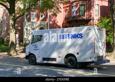 Washington DC, District of Columbia, USA -30 aprile 2024: Furgone blindato di sicurezza gestito da Brinks parcheggiato in una strada a Washington DC Foto Stock