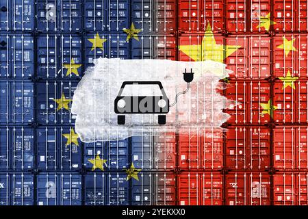 FOTOMONTAGE, container mit chinesischer und europäischer Fahne und e-Auto-Symbol, Symbolfoto Strafzölle der EU auf chinesische e-Autos *** FOTOMONTAGGIO, container con bandiera cinese ed europea e simbolo di e-car, foto simbolica delle tariffe punitive UE sulle e-car cinesi Foto Stock