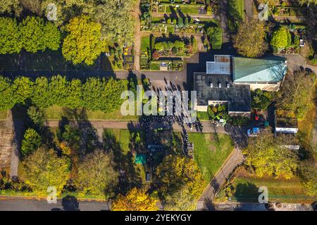 Luftbild, Trauergäste an der Trauerhalle auf dem Friedhof SELM Ortsteil Bork, SELM, Münsterland, Nordrhein-Westfalen, Deutschland ACHTUNGxMINDESTHONORARx60xEURO *** Vista aerea, lutto presso il cimitero SELM nel distretto di Bork, SELM, Münsterland, Renania settentrionale-Westfalia, Germania Foto Stock