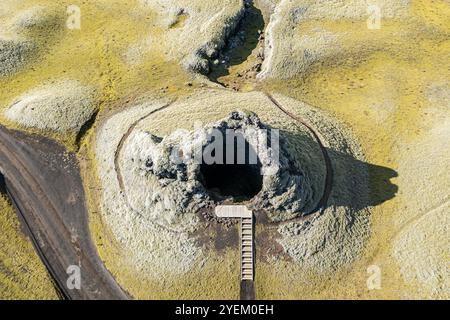 Singolo cratere della fila di crateri Laki, vista dall'alto verso il basso, piattaforma di osservazione, strada F206, Islanda Foto Stock