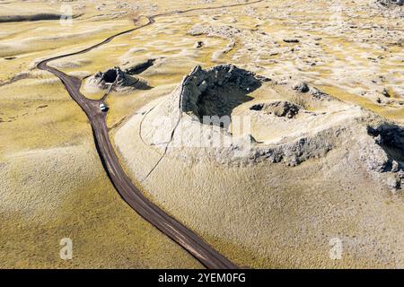 Cratere singolo della fila di crateri Laki, vista dall'alto verso il basso, piattaforma di osservazione, auto 4x4 su strada F206, Islanda Foto Stock