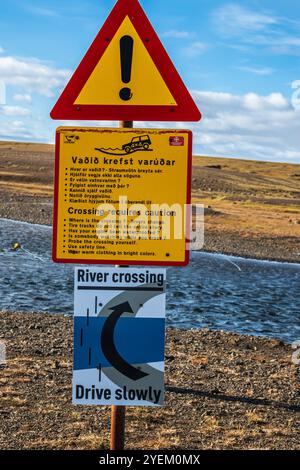 Avviso in caso di guado, attraversamento del fiume sulla strada di montagna F206, strada per il cratere Laki o Lakagígar, altopiani interni dell'Islanda, Suðurland, Icelan Foto Stock