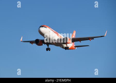 L'aereo passeggeri EasyJet Airbus A320-214 atterra all'aeroporto Humberto Delgado di Lisbona Foto Stock