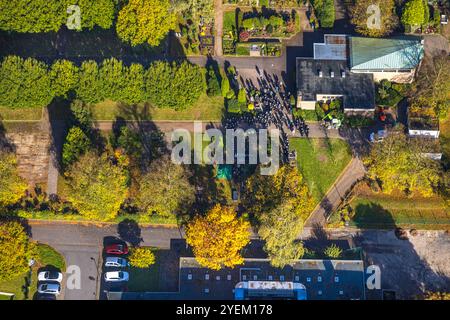 Luftbild, Trauergäste an der Trauerhalle auf dem Friedhof SELM Ortsteil Bork, SELM, Münsterland, Nordrhein-Westfalen, Deutschland ACHTUNGxMINDESTHONORARx60xEURO *** Vista aerea, lutto presso il cimitero SELM nel distretto di Bork, SELM, Münsterland, Renania settentrionale-Westfalia, Germania Foto Stock