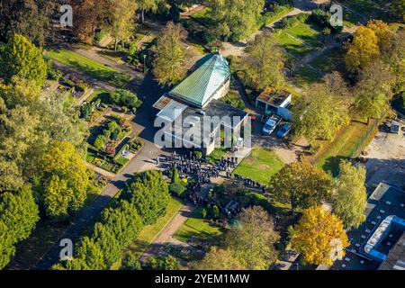 Luftbild, Trauergäste an der Trauerhalle auf dem Friedhof SELM Ortsteil Bork, SELM, Münsterland, Nordrhein-Westfalen, Deutschland ACHTUNGxMINDESTHONORARx60xEURO *** Vista aerea, lutto presso il cimitero SELM nel distretto di Bork, SELM, Münsterland, Renania settentrionale-Westfalia, Germania Foto Stock