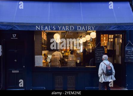 Londra, Regno Unito. 31 ottobre 2024. Vista dall'esterno del negozio Neal's Yard Dairy di Covent Garden mentre un uomo viene arrestato in seguito al furto di 22 tonnellate di formaggio dal venditore da parte di un sospetto truffatore. Crediti: Vuk Valcic/Alamy Live News Foto Stock