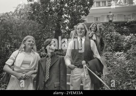 I figli del senatore Walter Mondale, (l-r) Eleanor, William e Teddy, in piedi di fronte alla loro casa a Washington, DC, prima di partire per la Convention Nazionale Democratica a New York. STATI UNITI. 15 luglio 1976 Foto Stock