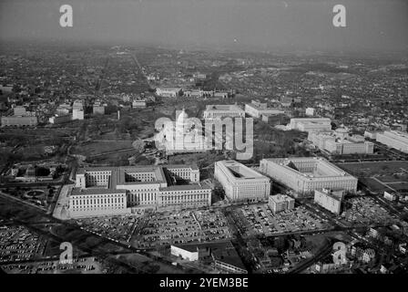 Foto d'epoca di Air Views di Washington, D.C., del Campidoglio degli Stati Uniti e degli edifici degli uffici di Cannon, Longworth e Rayburn House. STATI UNITI. 11 marzo 1969 Foto Stock