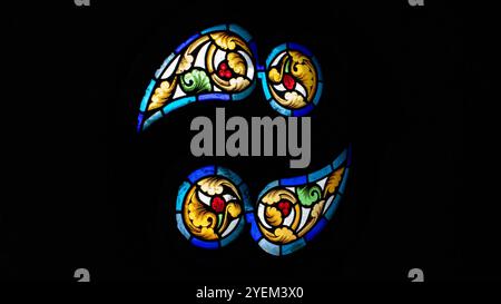 Una splendida mostra di colorate vetrate di un castello della Transilvania, caratterizzate da motivi intricati e vivaci sfumature. Foto Stock