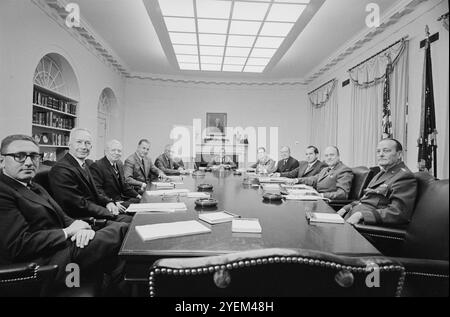 Consiglio di sicurezza nazionale e capi di Nixon. Washington D.C., Stati Uniti. 21 gennaio 1969. Il Consiglio di sicurezza Nazionale degli Stati Uniti (NSC) è il principale forum utilizzato dal presidente degli Stati Uniti per la considerazione della sicurezza nazionale, delle questioni militari e di politica estera. Con sede alla Casa Bianca, fa parte dell'Ufficio esecutivo del Presidente degli Stati Uniti, ed è composto da alti consiglieri per la sicurezza nazionale e funzionari del Gabinetto. Foto Stock