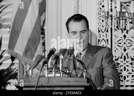 Vicepresidente Richard M. Nixon, al National Press Club dopo il suo viaggio in Sud America, Washington, D.C. USA. 21 maggio 1958 Foto Stock