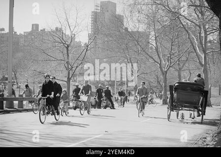 Persone in bicicletta e carrozza trainata da cavalli a Central Park, New York. STATI UNITI. Aprile (2-4) 1967 Foto Stock