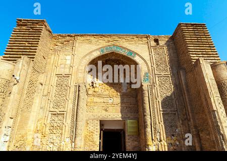 L'ingresso sud (dal XII secolo) della Moschea di Maghoki attori è la più antica moschea nel centro storico di Bukhara, Uzbekistan. Foto Stock