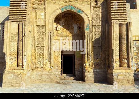 L'ingresso sud (dal XII secolo) della Moschea di Maghoki attori è la più antica moschea nel centro storico di Bukhara, Uzbekistan. Foto Stock