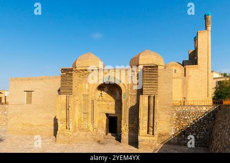 L'ingresso sud (dal XII secolo) della Moschea di Maghoki attori è la più antica moschea nel centro storico di Bukhara, Uzbekistan. Foto Stock