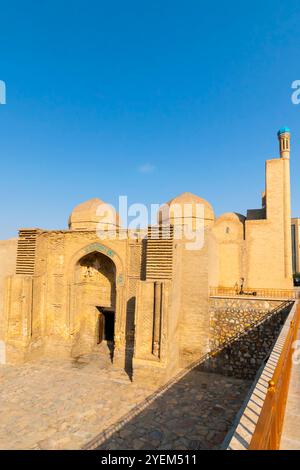 L'ingresso sud (dal XII secolo) della Moschea di Maghoki attori è la più antica moschea nel centro storico di Bukhara, Uzbekistan. Foto Stock