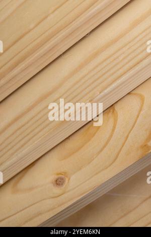 pannelli di pino per lavori di costruzione, pannelli di legno per lavori di costruzione e riparazione in legno Foto Stock