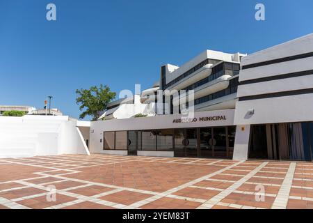 Portogallo, regione dell'Algarve, Albufeira, Auditorium municipale di Albufeira (Auditório Municipal de Albufeira) accanto al municipio di Albufeira Foto Stock