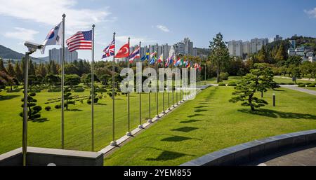 Fila di pali di bandiera del Paese presso il cimitero commemorativo delle Nazioni Unite a Busan, Corea, il 1 Ocotber 2024 Foto Stock