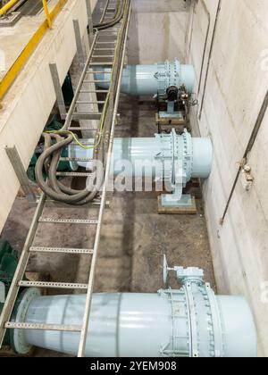La pompa dell'acqua ad alta pressione nella stazione di alimentazione dell'acqua per la manutenzione nella zona industriale, vista frontale con lo spazio di copia. Foto Stock
