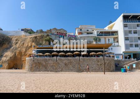 Portogallo, regione dell'Algarve, Albufeira, Praia do Peneco (spiaggia) con Esplanada do Tunel (l'Esplanade del tunnel) Foto Stock