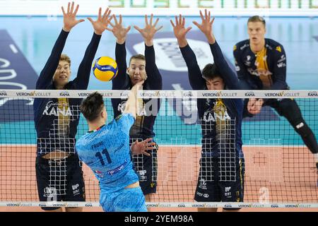 Blocco di Lorenzo Cortesia di Rana Verona e Mads Kyed Jensen di Rana Verona e Francesco sani di Rana Verona durante il match tra Rana Verona An Foto Stock