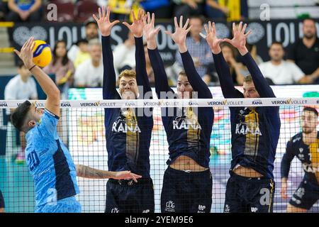 Block of Mads Kyed Jensen di Rana Verona e Lorenzo Cortesia di Rana Verona durante la partita tra Rana Verona e Cisterna Volley, regular season Foto Stock