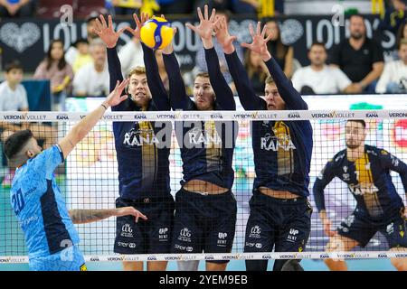 Block of Mads Kyed Jensen di Rana Verona, Lorenzo Cortesia di Rana Verona e Donovan Dzavoronok di Rana Verona durante il match tra Rana Verona A. Foto Stock