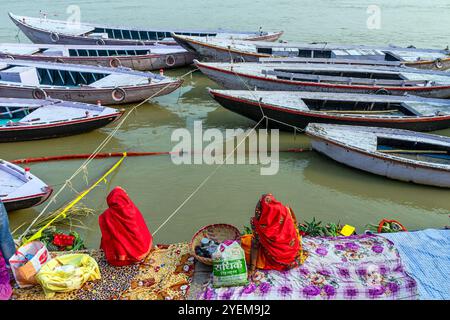 Devoti durante il festival Chhath a varanasi in india Foto Stock