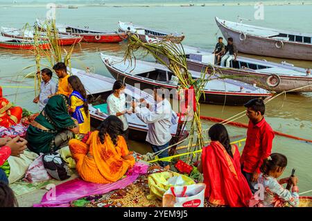 Devoti durante il festival Chhath a varanasi in india Foto Stock