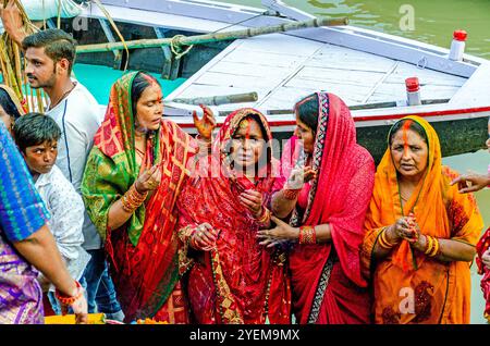 Devoti durante il festival Chhath a varanasi in india Foto Stock