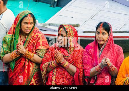 Devoti durante il festival Chhath a varanasi in india Foto Stock