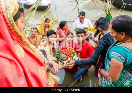 Devoti durante il festival Chhath a varanasi in india Foto Stock