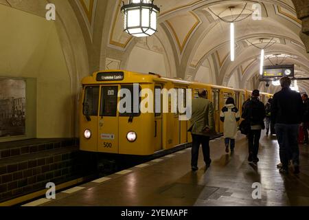 U-Bahnhof Heidelberger Platz 2024-10-27 Deutschland, Berlin Berliner U-Bahn Linie U3: U-Bahnhof Heidelberger Platz a Berlin-Wilmersdorf, Umsteigebahnhof zur Ringbahn der Berliner S-Bahn, in repräsentativer bürgerlicher Architektur. *** Stazione U Heidelberger Platz 2024 10 27 Germania, Berlino linea metropolitana U3 stazione U Heidelberger Platz a Berlino Wilmersdorf, stazione di trasferimento alla linea tangenziale S-Bahn di Berlino, in architettura rappresentativa borghese Foto Stock