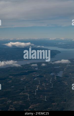 Un parco eolico e un fiordo vicino, situato a nord della capitale Oslo in Norvegia, Scandinavia Foto Stock