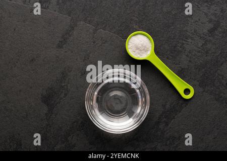 Bicarbonato di sodio - composto solido cristallino e acqua cristallina Foto Stock